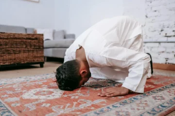 Adım Adım Namaz Kılavuzu: Farzları, Sünnetleri ve Uygulanışı
