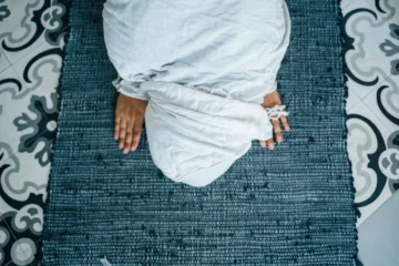 Namaz Nasıl Kılınır? Yeni Başlayanlar İçin Adım Adım Rehber