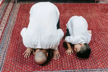 İslami Aile Eğitimi: Çocuklarımızı Değerlerimizle Nasıl Yetiştiririz?