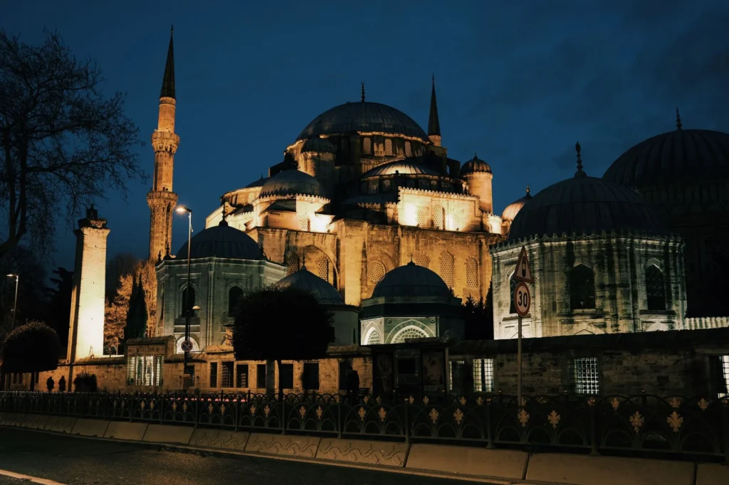 Mübarek Günler ve Geceler: Kandillerin ve Bayramların Manevi Anlamı
